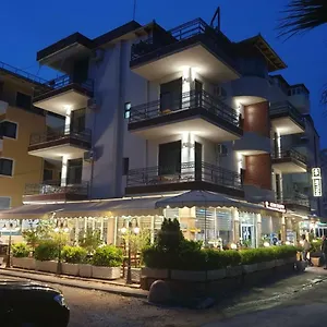 Hotel Dollari, Kryemedhej
